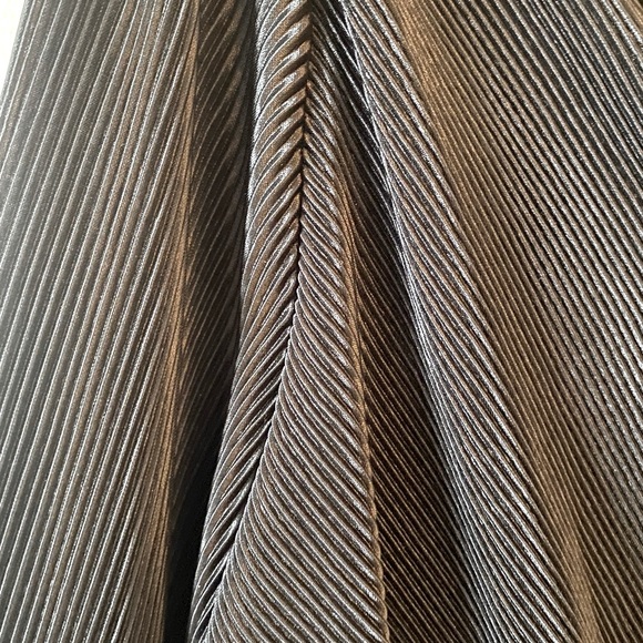 ASTR The Label Pleated V Neck Long Sleeve Blouse - Picture 3 of 6